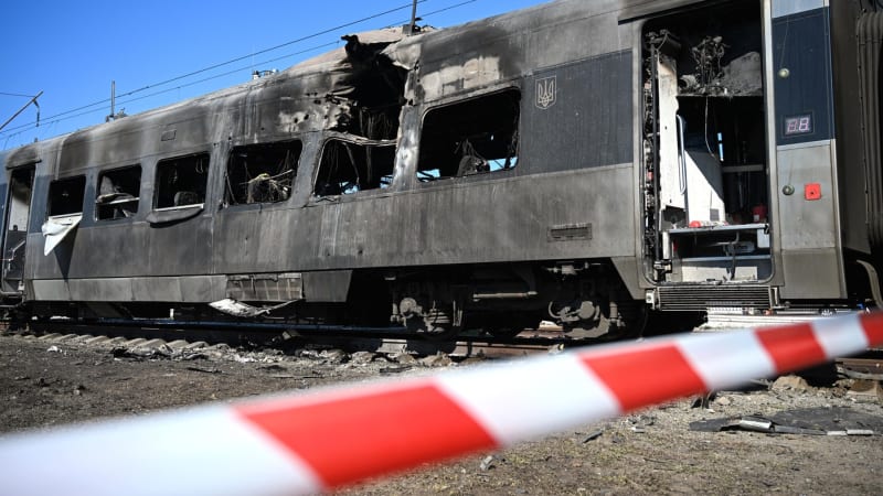 Rusové zaútočili na ukrajinský osobní vlak, zranili desítky lidí. Úřady zjišťují rozsah škod