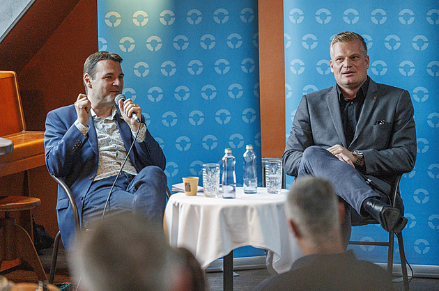 Motoristé chtějí do Sněmovny. Ve štábu rozlévají Turkův „domácí“ mošt