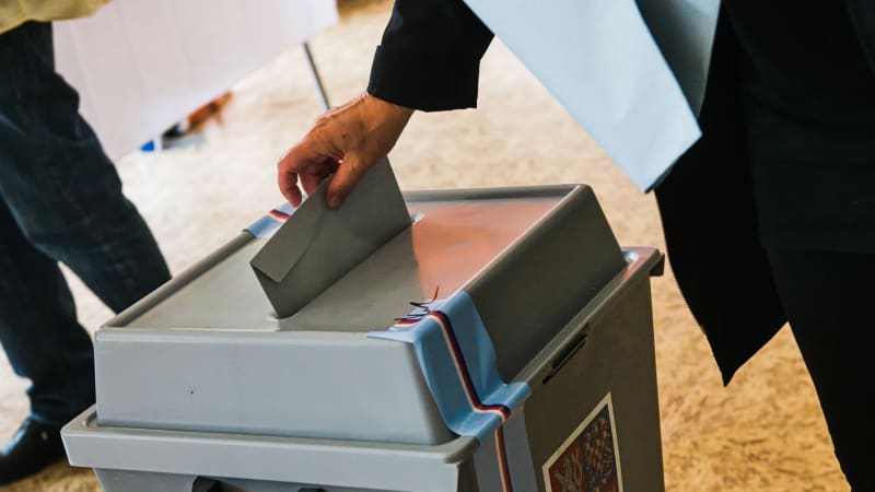 Muž vyskočil z okna volební místnosti, nepřežil. Policisté řešili i opilého předsedu komise