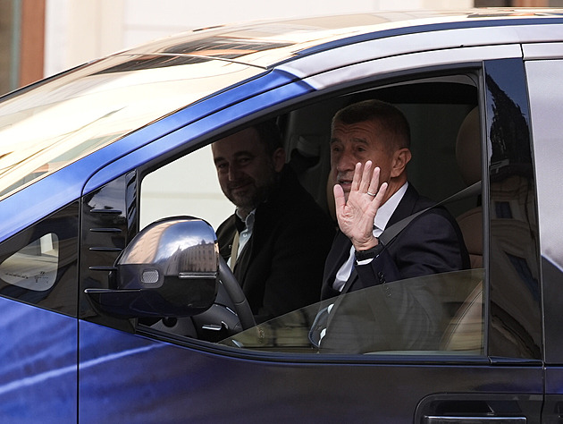 ONLINE: Maraton schůzek začal. Babiš přijel na Hrad a jedná s prezidentem