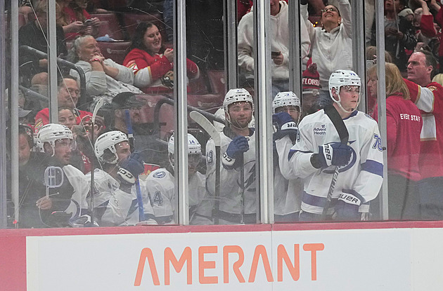 To nebyl hokej. Střídačky se vylidnily, další řežba přinesla 322 trestných minut