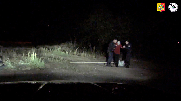 Ztracenou seniorku hledal i vrtulník, o půlnoci ji našli zraněnou za benzinkou