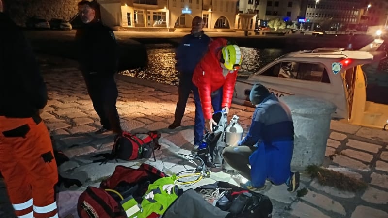 Smrtelná nehoda basketbalistů v Chorvatsku: Zřítili se v autě do moře, zahynuli i s manželkami