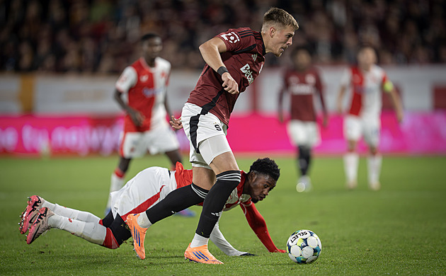 Vydra měl v derby dostat rovnou červenou kartu. Chybovali sudí na hřišti i u videa