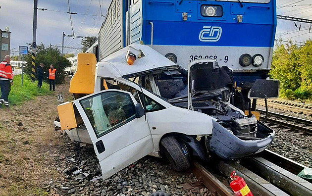 Řidič na Nymbursku nepřežil srážku s vlakem, hasiči evakuovali 450 cestujících