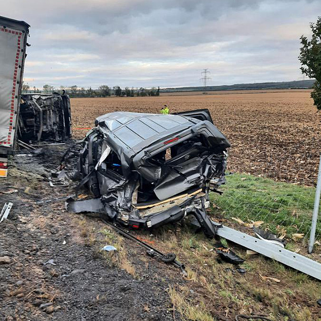 Náklaďák na Znojemsku zdemoloval auto stojící u krajnice, k nehodě letěl vrtulník