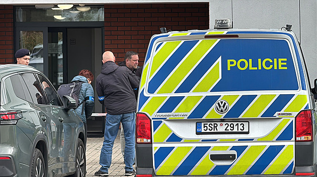 Tragédie v Kolíně. Policisté v bytě našli mrtvolu a těžce zraněnou ženu