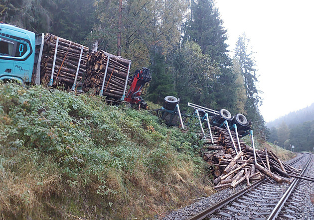 Kulatina z převráceného náklaďáku spadla na koleje, vlaky několik hodin stály