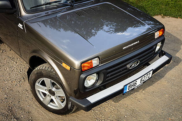 Lada Niva je zpátky v Česku. Je to nefalšovaný automobilový punk