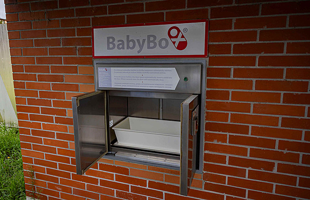 Nevykoupaný, jen v hadrech. Do babyboxu v České Lípě někdo odložil novorozence