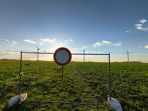 Větrníky u Svitav stojí. Milionová oprava a neexistující výrobce brání zprovoznění