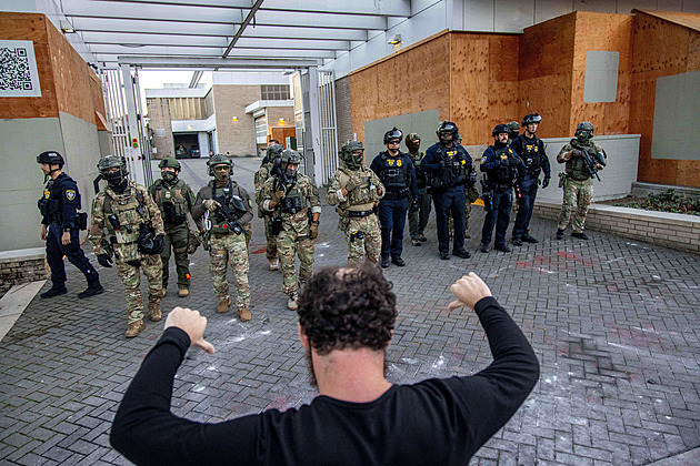 Trump poslal Národní gardu do Chicaga. Proti rozhodnutí demonstrovaly stovky lidí