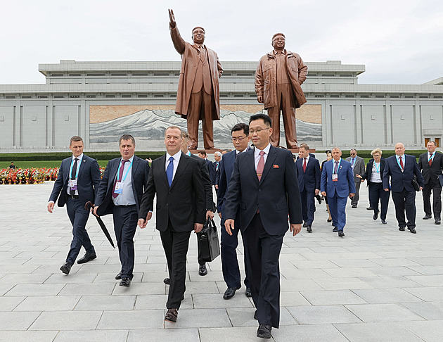 Medveděv se přijel poklonit vůdcům. KLDR slaví výročí 80 let strany