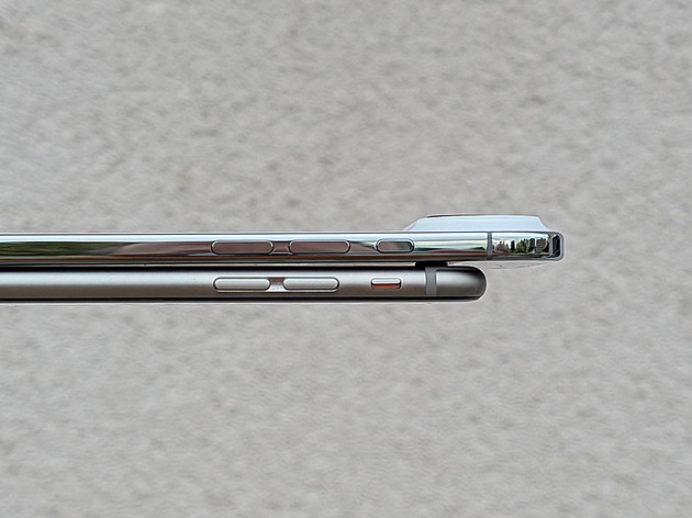 Nejtenčí iPhone všech dob proti druhému nejtenčímu. Hlavní rozdíl je věk