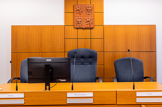 Vojenský lékař čelí obžalobě ze sériového znásilnění, obětem měl dávat do pití drogu