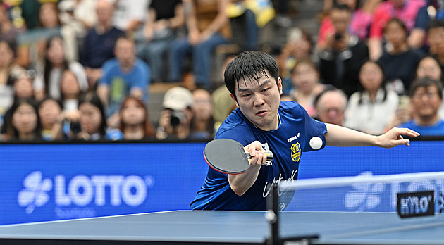 Fanoušci šílí a utrácejí, „čínský Messi“ hraje v Německu. Ale nečekaně se trápí