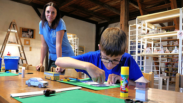 Dřív papírové modely lepilo každé dítě. Dnes k tomu manželé mládež vracejí