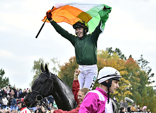 Velkou pardubickou po třiceti letech ovládl zahraniční kůň, raduje se Stumptown