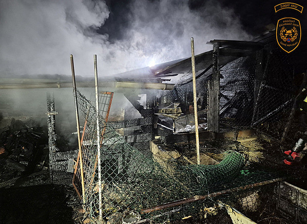 Plameny zničily hospodářské stavení v Újezdci, pro popáleného letěl vrtulník