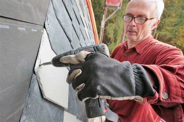 Jeden z posledních českých pasířů zachraňuje střechy v lázních Kyselka