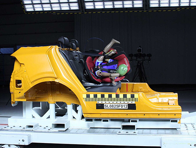 Nekupovat, nepoužívat. Autokluby varují před nebezpečnými autosedačkami