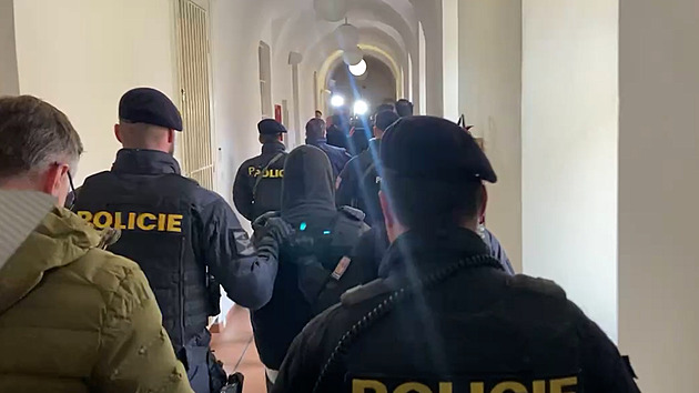 Šestnáctiletého mladíka soudí za vraždy prodavaček. Přivedla ho ozbrojená eskorta