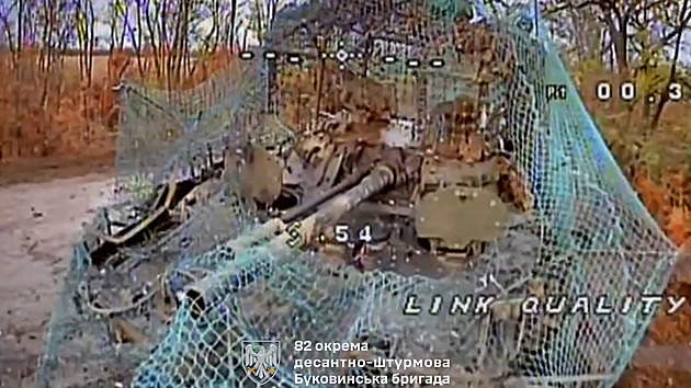 VIDEO: Rusové po čase vytáhli s tanky do bitvy. Ukrajinci je hned rozstříleli