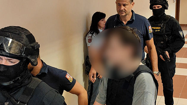 Sedmnáctiletého mladíka soudí za vraždy prodavaček. Chce prohlásit vinu