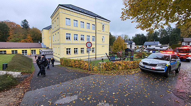 Střelba poblíž základní školy ve Smržovce. Dva mrtví a jeden těžce zraněný