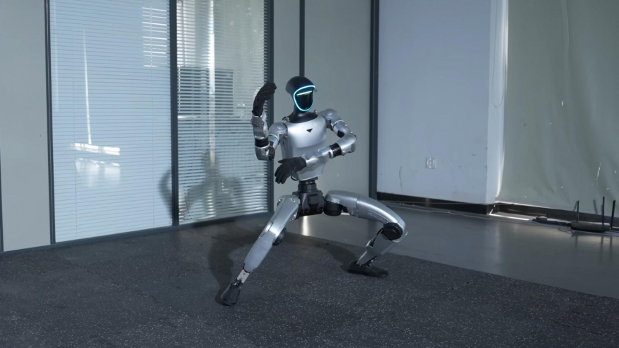 Čínský robot baví internet mistrovským kung-fu! Až zvládne vysávat, koupím ho, reagují lidé