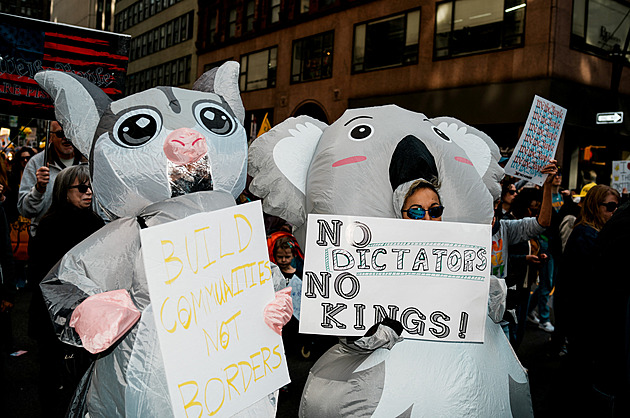Američané vyrazili demonstrovat proti Trumpovi, ten si hoví v Mar-a-Lago