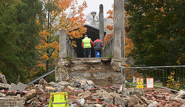 Předmostí unikátní lávky jde k zemi, nové bude hotové příští rok v červnu