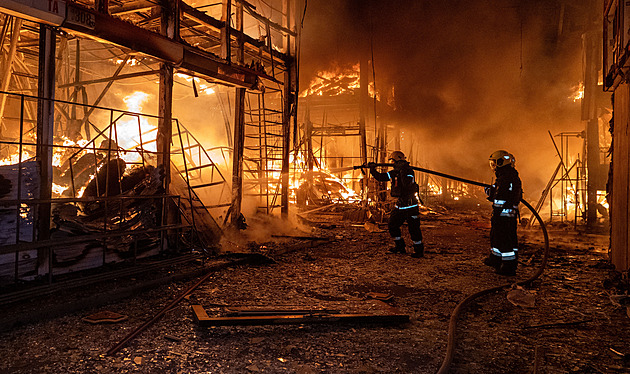 Rusko v noci vyslalo na Ukrajinu přes 60 dronů. Na Lozovu poprvé shodilo pumu