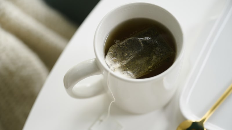 Čaj může při nesprávné přípravě škodit zdraví. Nikdy ho nepijte odstátý, varuje chemička