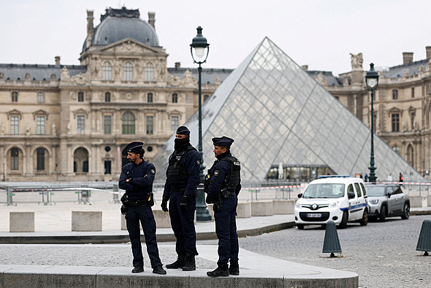 Poplach v Louvru. Zloději ukradli z muzea Napoleonovy šperky a uprchli na skútrech