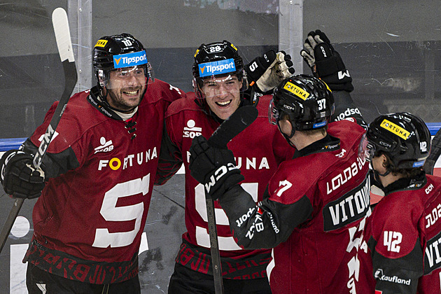 Sparta doma přehrála Kometu, Třinec se osamostatnil na čele. Slaví i Pardubice