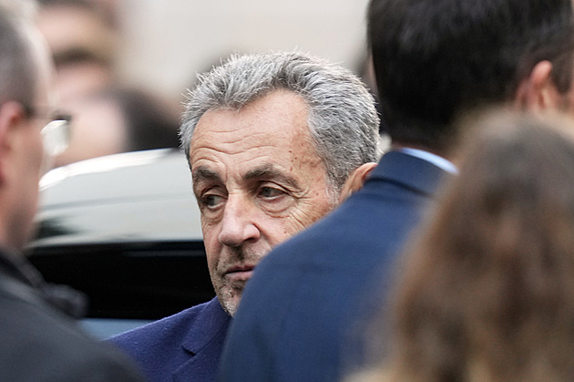 Sarkozyho ve vězení střeží policisté. Spí v sousední cele, dozorce to pobuřuje