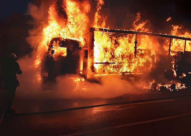 Kvůli závadě kamionu uzavřeli tunely na D8, řidiči musí využít objížďky