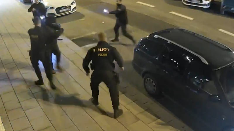 Drama v Olomouci: Muž hodil po policistech nůž, ti ho rázem zpacifikovali. Vše zachytila kamera
