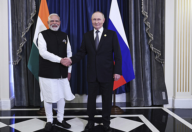 Indicko-ruské ropné líbánky mohou vzít zasvé. Sankce obchod utnuly