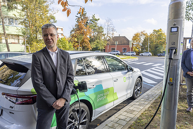 Nepřekáží, neruší vzhled ulice. Brno má jako první v Česku dobíjecí stanici v lampě