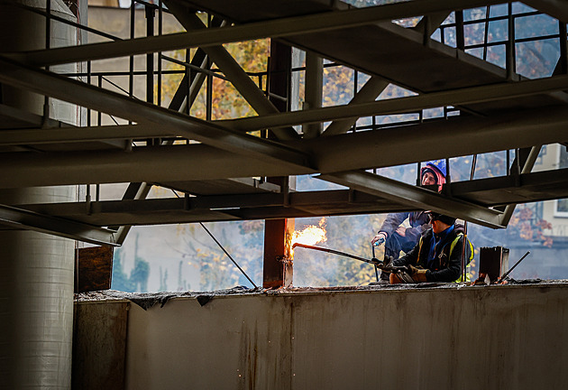 Liberecký bazén bude do Vánoc pod střechou, cena přestavby stoupla jen mírně