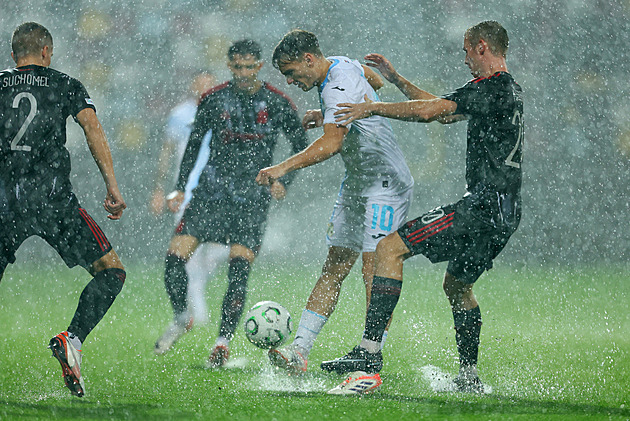 ONLINE: Rijeka - Sparta 0:0, sudí zápas kvůli počasí přerušil, bude se hrát v pátek?