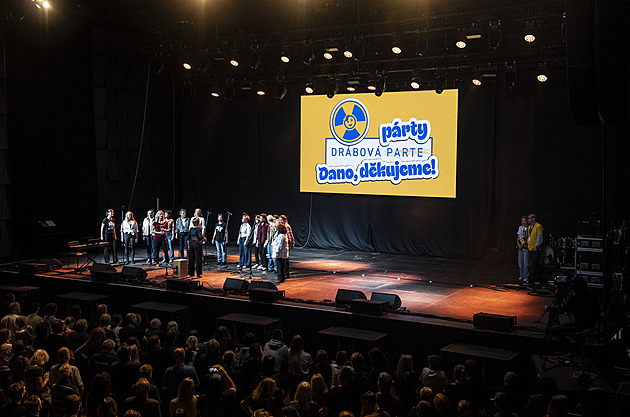 OBRAZEM: Úsporná, ale trefná. Prezident i známé tváře se loučili s „atomovou lady“