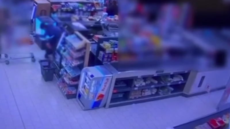 VIDEO: Strkanice u pokladny v Bratislavě skončila brutální rvačkou a kopanci do hlavy