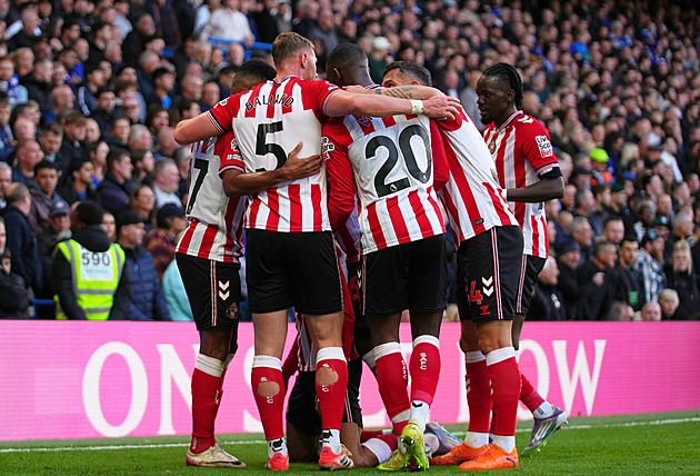 ONLINE: Nováček v závěru zmrazil Chelsea, do akce jdou United, večer hraje Liverpool