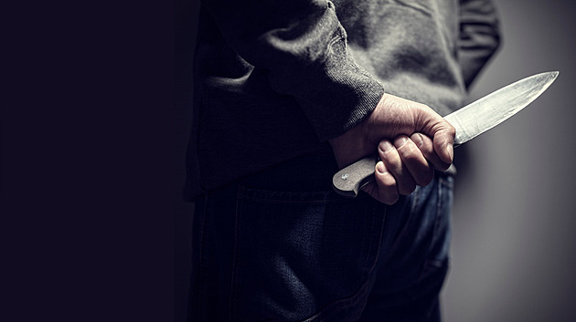 Policie vyšetřuje vraždu opilce a rodinného tyrana. Nožem ho bodl nevlastní syn