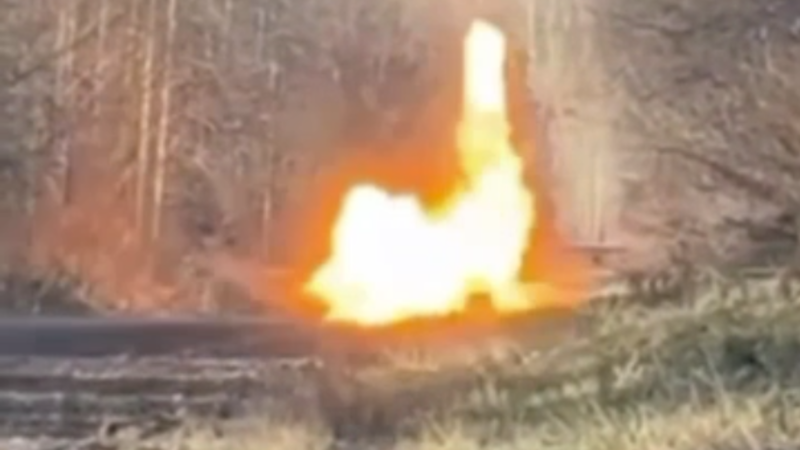 Pomsta Ukrajinců přímo v Rusku. Auto s důstojníkem vyletělo na Sibiři do povětří, ukazuje video