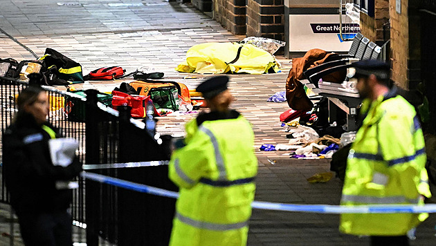 Po útoku nožem ve vlaku v Anglii je devět zraněných v kritickém stavu