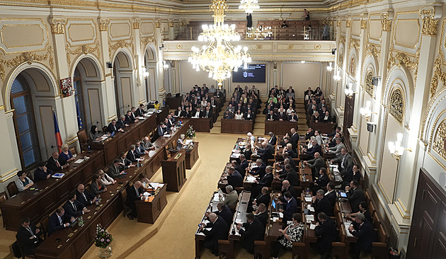 Poslanci skládají slib. 108 z nich má zvolit kandidáta SPD do čela Sněmovny